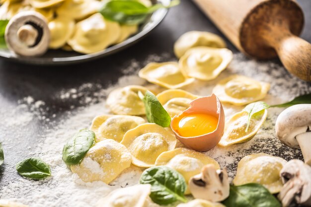 Ravioli cru com farinha de ovo musrooms ee espinafre. Cozinha italiana ou mediterrânea saudável.