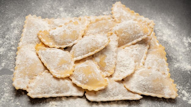 Ravioli cru como pano de fundo Comida italiana saudável