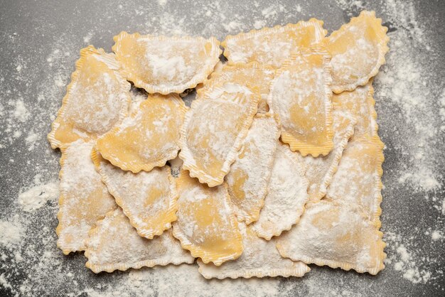 Ravioli cru como pano de fundo Comida italiana saudável