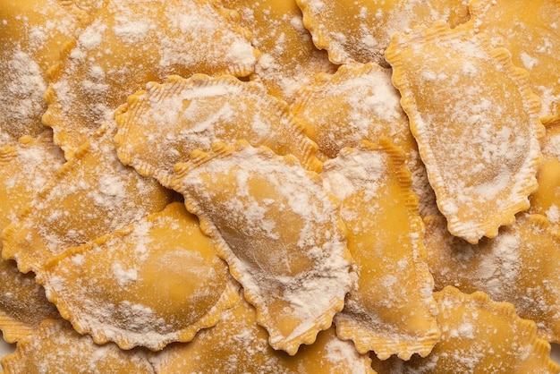 Ravioli cru como pano de fundo comida italiana saudável