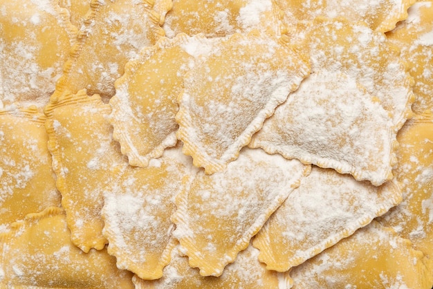 Ravioli cru como pano de fundo Comida italiana saudável