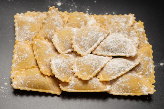 Ravioli cru como pano de fundo Comida italiana saudável