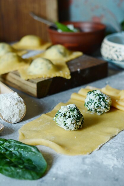 Ravioli cru fresco com ricota e espinafre