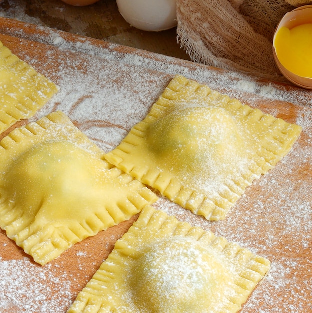 Foto ravioli cru fresco com ricota e espinafre