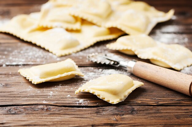 Ravioli cru na mesa de madeira