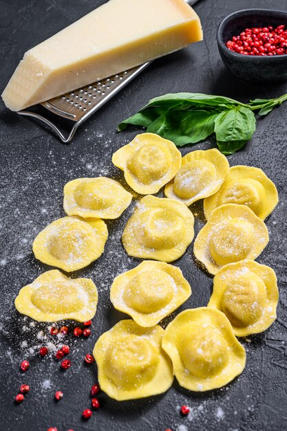 Ravioli cru. o processo de fazer ravioli italiano caseiro