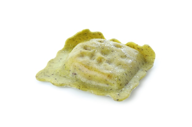 Ravioli cru saboroso isolado no fundo branco