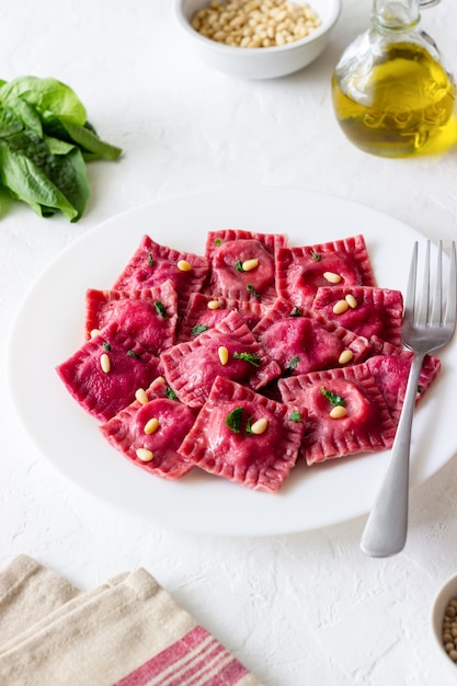 Ravioli de beterraba com queijo ricota, espinafre e nozes. Alimentação saudável. Comida vegetariana. Cozinha italiana.