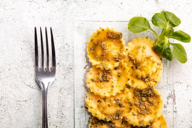 Ravioli de macarrão recheado italiano com molho de pesto