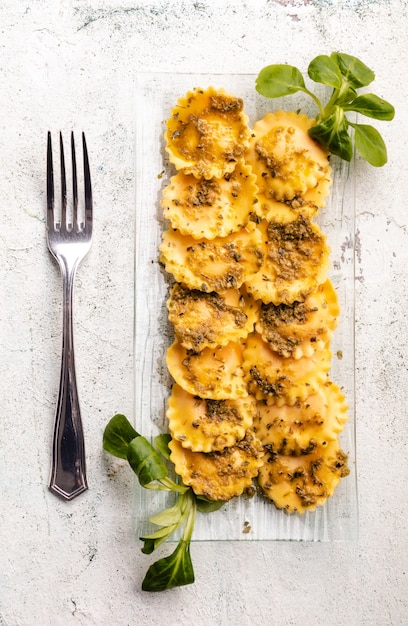 Ravioli de massa recheada italiana com molho pesto