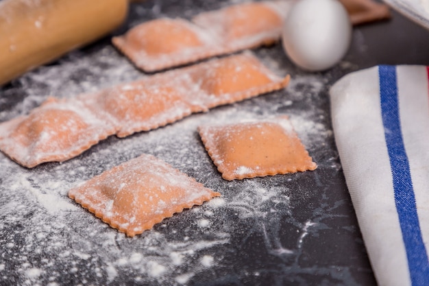 Ravioli de pimentão caseiro com vista superior do ovo de massa fresca italiana