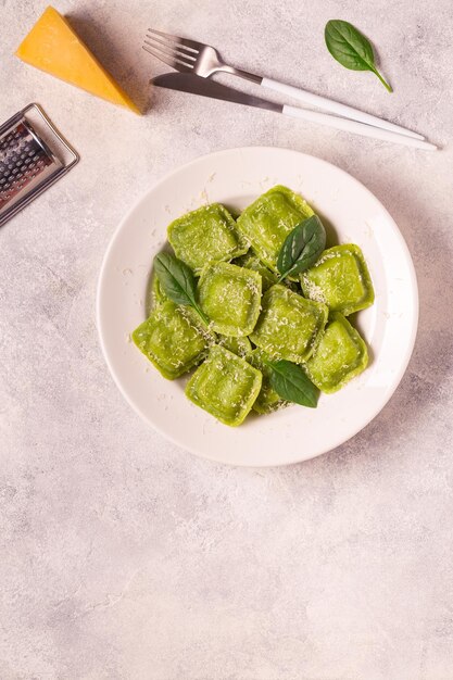 Ravioli con espinacas y parmesano