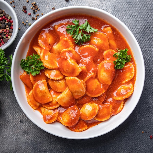 ravioli fisch gefüllte nudeln tomatensauce frisches gericht gesunde mahlzeit essen snack diät auf dem tisch