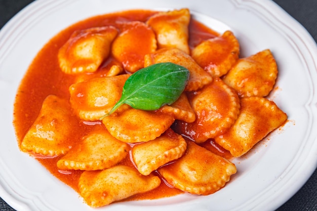 Ravioli Fleisch Pasta Tomatensauce frisch Gericht gesunde Mahlzeit Essen Snack auf dem Tisch Kopie Raum Essen