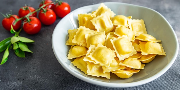 Ravioli frische gesunde Mahlzeit Essen Snack auf dem Tisch Kopie Raum Essen Hintergrund rustikale Draufsicht