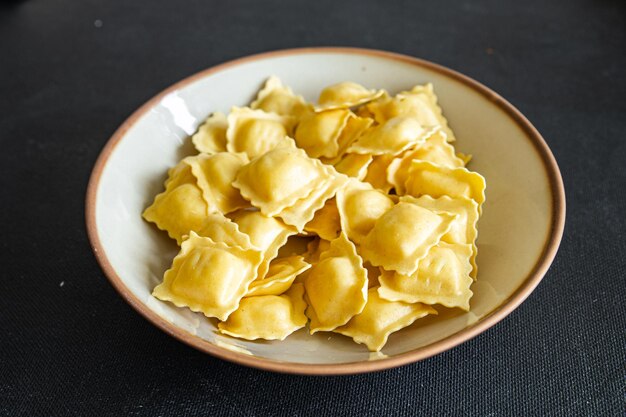 ravioli gemüse füllung frische gesunde mahlzeit essen snack diät auf dem tisch kopierraum essen