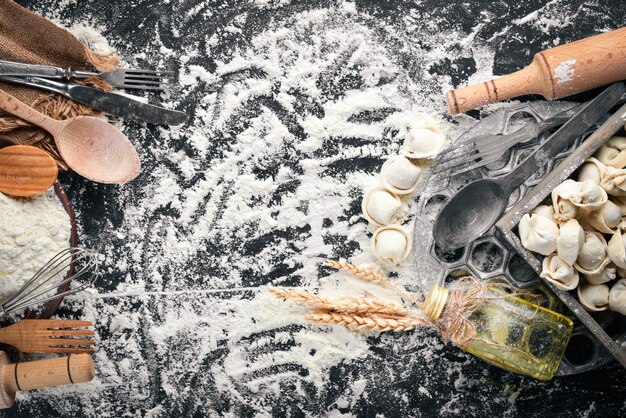 Ravioli hausgemacht Frischer Teig und Ravioli traditionell zum rustikalen Tisch