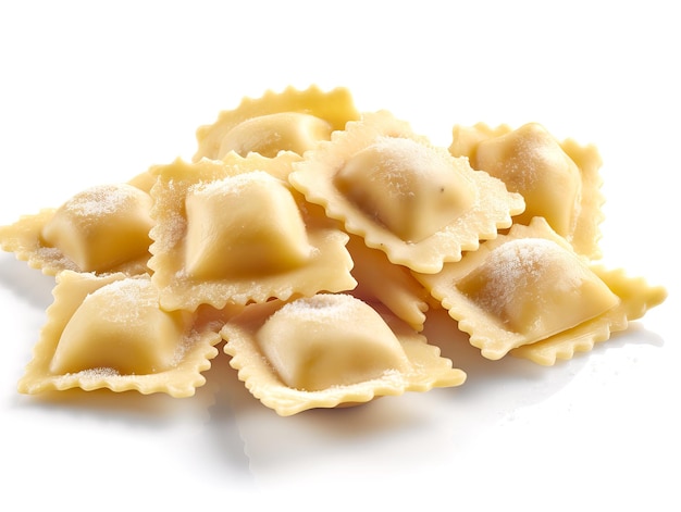 Ravioli italiano aislado sobre un fondo blanco. Pasta seca sin cocer.