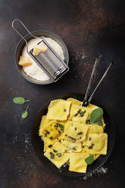 Ravioli italiano tradicional com manteiga, sálvia e queijo