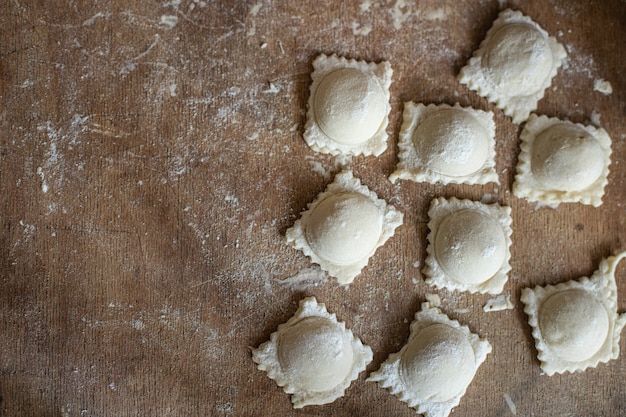 Ravioli massa crua enchendo bolinhos quadrados na mesa refeição saudável cópia espaço comida fundo