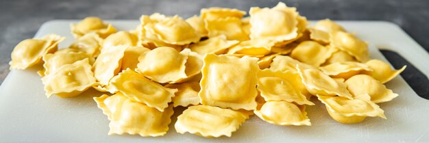 Ravioli massas recheadas formato quadrado prato italiano fresco refeição saudável comida lanche dieta em cima da mesa