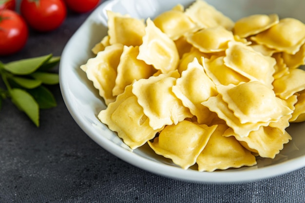 Ravioli Meeresfrüchte Fisch Tintenfisch Schalentiere Garnelen frisch gesunde Mahlzeit Lebensmittel Snack Diät auf dem Tisch