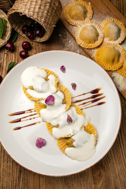 Ravioli mit Käse in Sauerrahmsauce