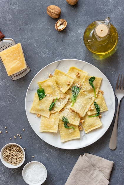 Ravioli mit Ricotta, Spinat und Nüssen. Gesundes Essen. Vegetarisches Essen. Italienische Küche.