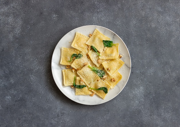 Ravioli mit Ricotta, Spinat und Nüssen