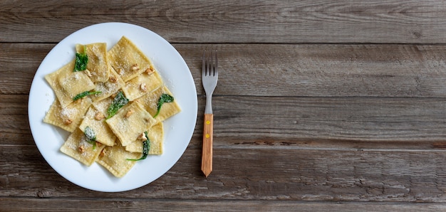 Ravioli mit Ricotta, Spinat und Nüssen