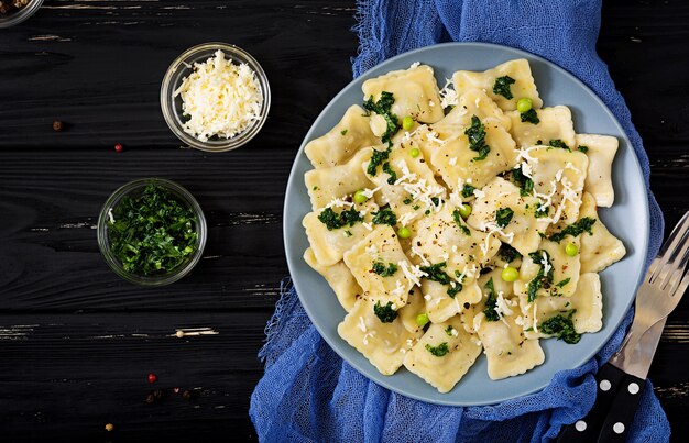 Ravioli mit Ricotta und jungen Erbsen. Flach legen. Draufsicht