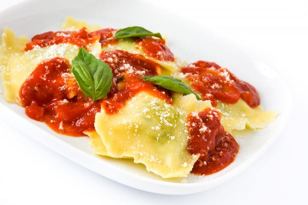 Ravioli mit Tomatensauce und Basilikum isoliert