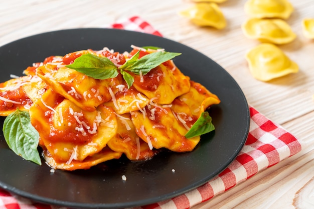 Ravioli mit Tomatensauce und Basilikum - italienische Küche