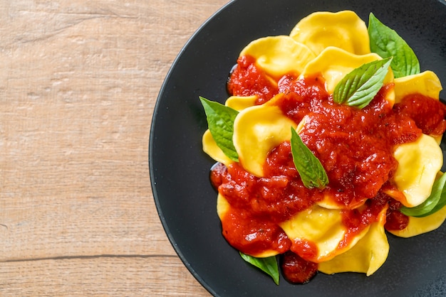 Ravioli mit Tomatensauce und Basilikum