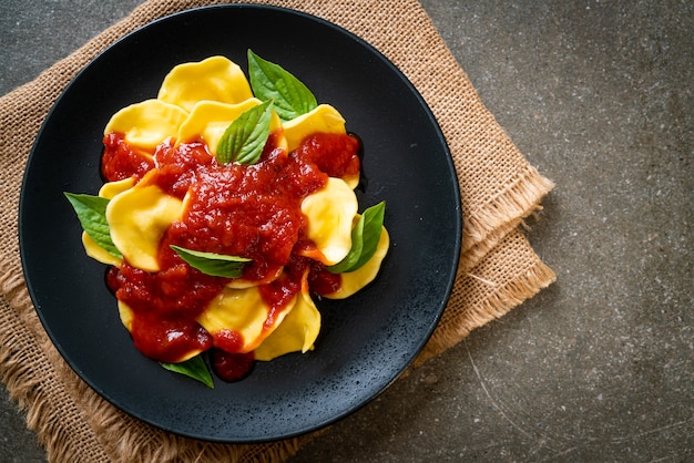 Ravioli mit Tomatensauce und Basilikum