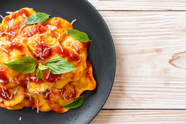 Ravioli mit Tomatensauce und Basilikum