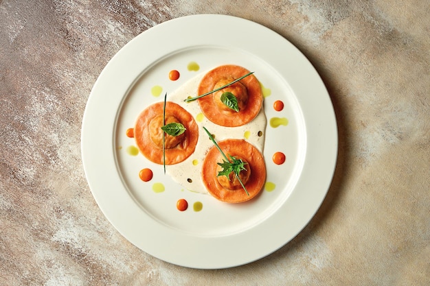 Ravioli de naranja rellenos con salsa Primer enfoque selectivo