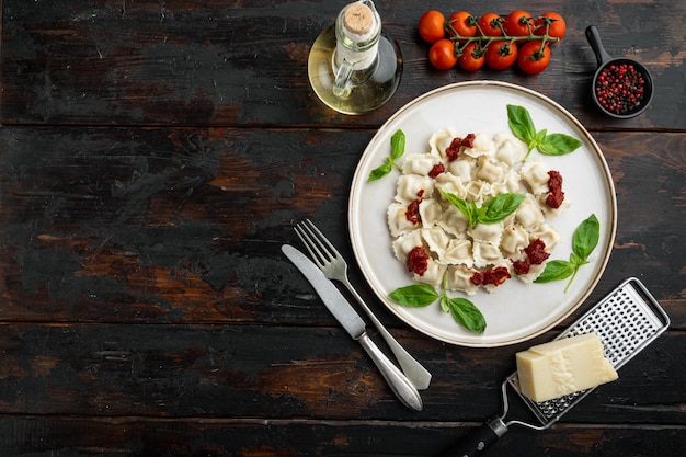 Ravioli-Nudeln mit Champignon-Sahne-Sauce und Käse nach italienischer Art mit Basilikum