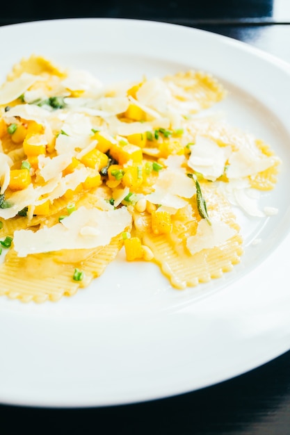 Ravioli-Nudeln mit Kürbis und Käse