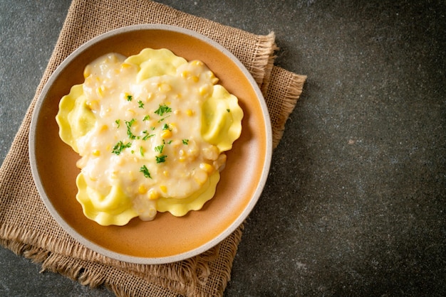 Ravioli-Nudeln mit Mais-Käse-Sauce