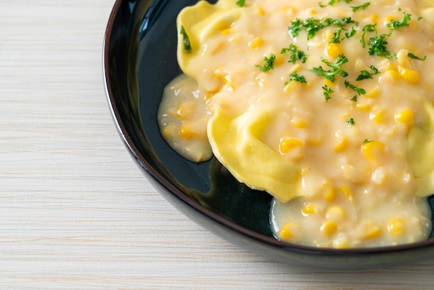 Ravioli-Nudeln mit Mais-Käse-Sauce