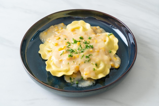 Ravioli-Nudeln mit Mais-Käse-Sauce