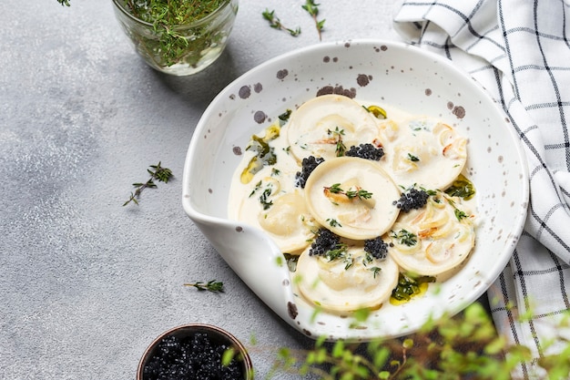 Ravioli-Nudeln mit Pilz-Sahne-Sauce