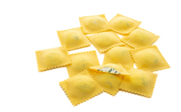 Ravioli-Nudeln mit Ricotta-Käse isoliert auf Weiß