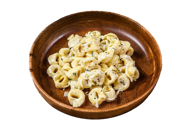 Ravioli- oder Tortellini-Pasta in Creme-Käse-Sauce mit Fleisch Isoliert auf weißem Hintergrund