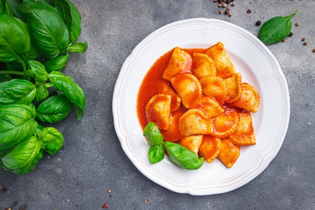 ravioli peixe recheado macarrão molho de tomate fresco prato saudável refeição comida lanche dieta em cima da mesa