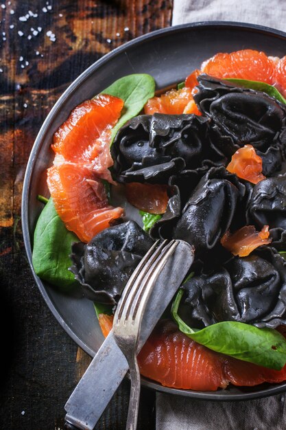 Ravioli preto com salmão salgado