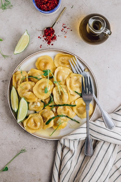 Ravioli de queso italiano con espárragos asados en salsa de mantequilla de limón con hierbas Vista superior