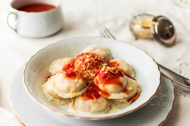 Ravioli recheado com queijo e molho de tomate na tigela