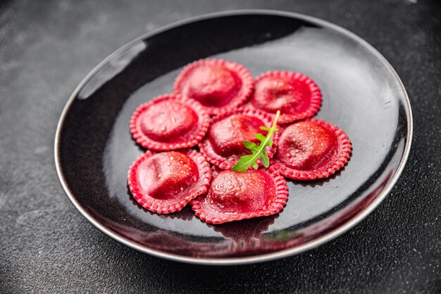 Foto ravioli de remolacha pasta roja de remolacha sabrosa en el plato aperitivo comida comida bocadillo en la mesa espacio de copia